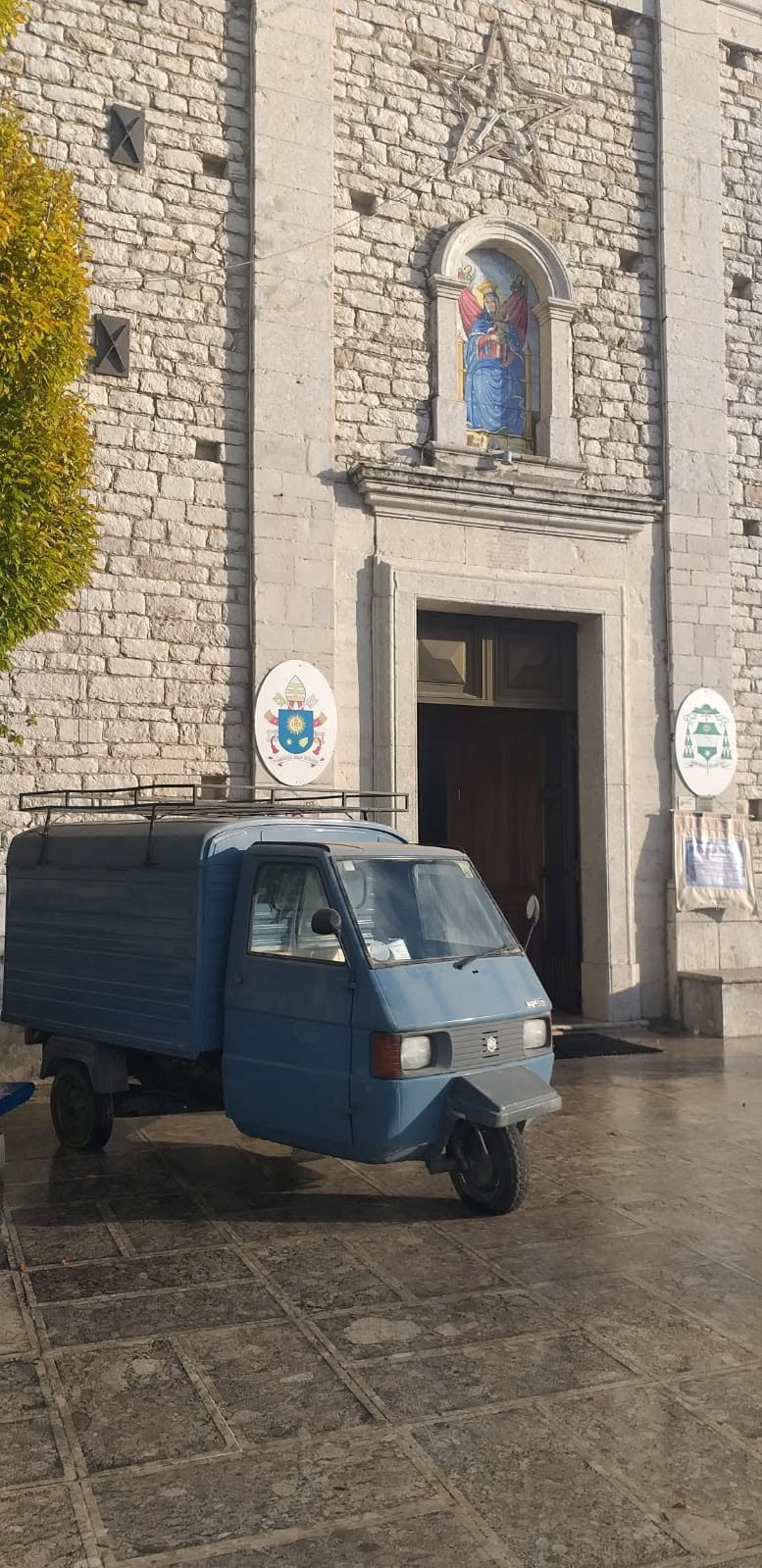 Ingresso del Santuario con scudo vescovile