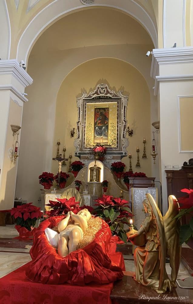 Interno del Santuario con altare e Bambino Gesù