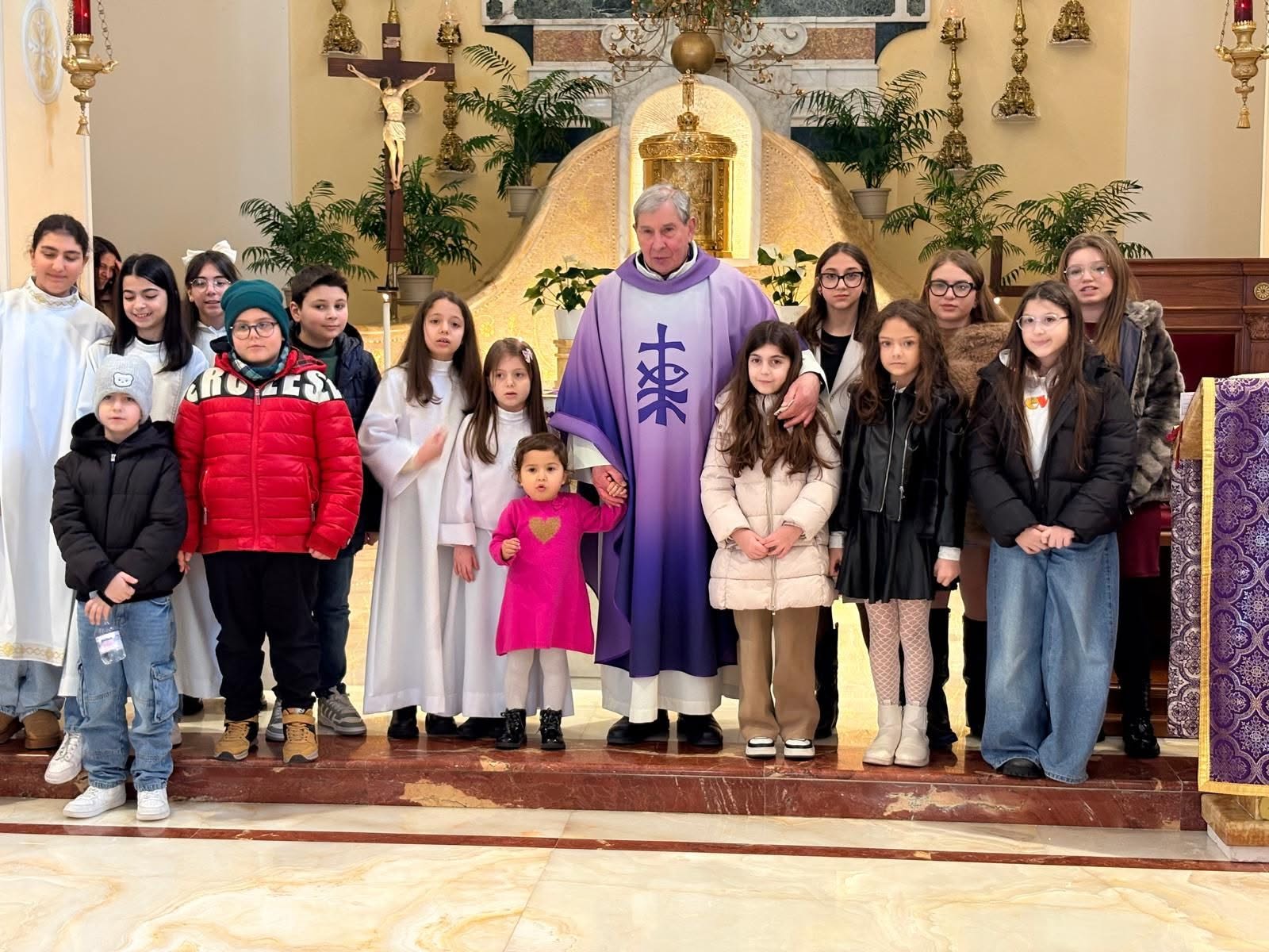 Padre Mercedario con i bambini all'altare del Santuario