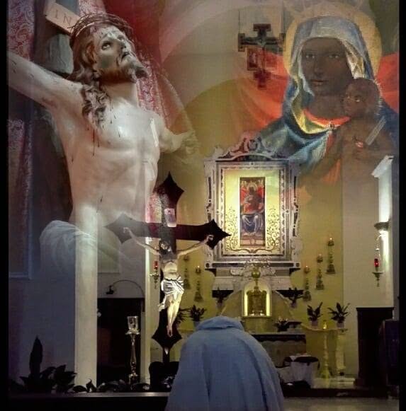 Crocifisso con il Quadro della Madonna sullo sfondo