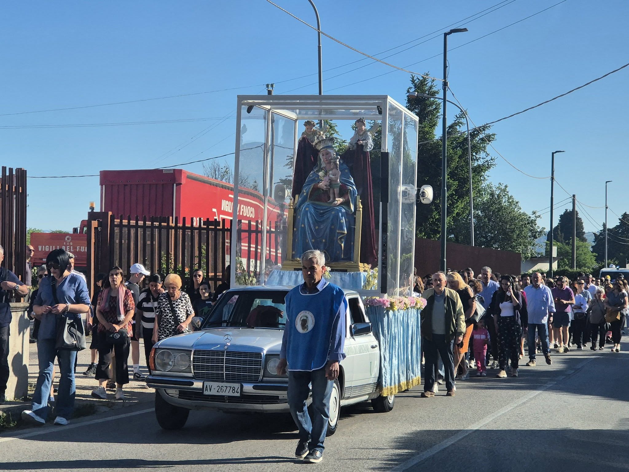 Processione solenne con la statua della Madonna