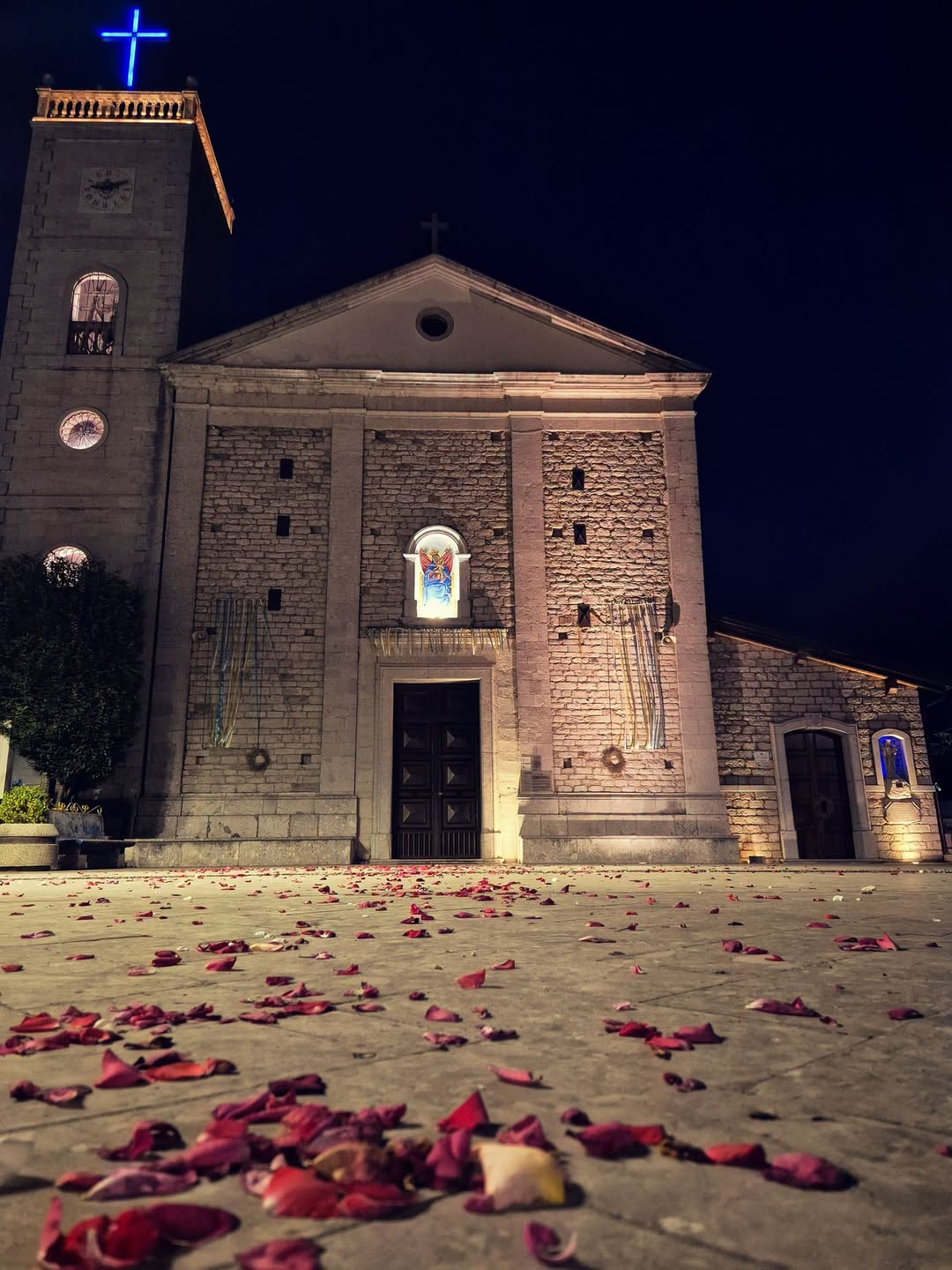 Santuario di Carpignano di notte con petali di rosa